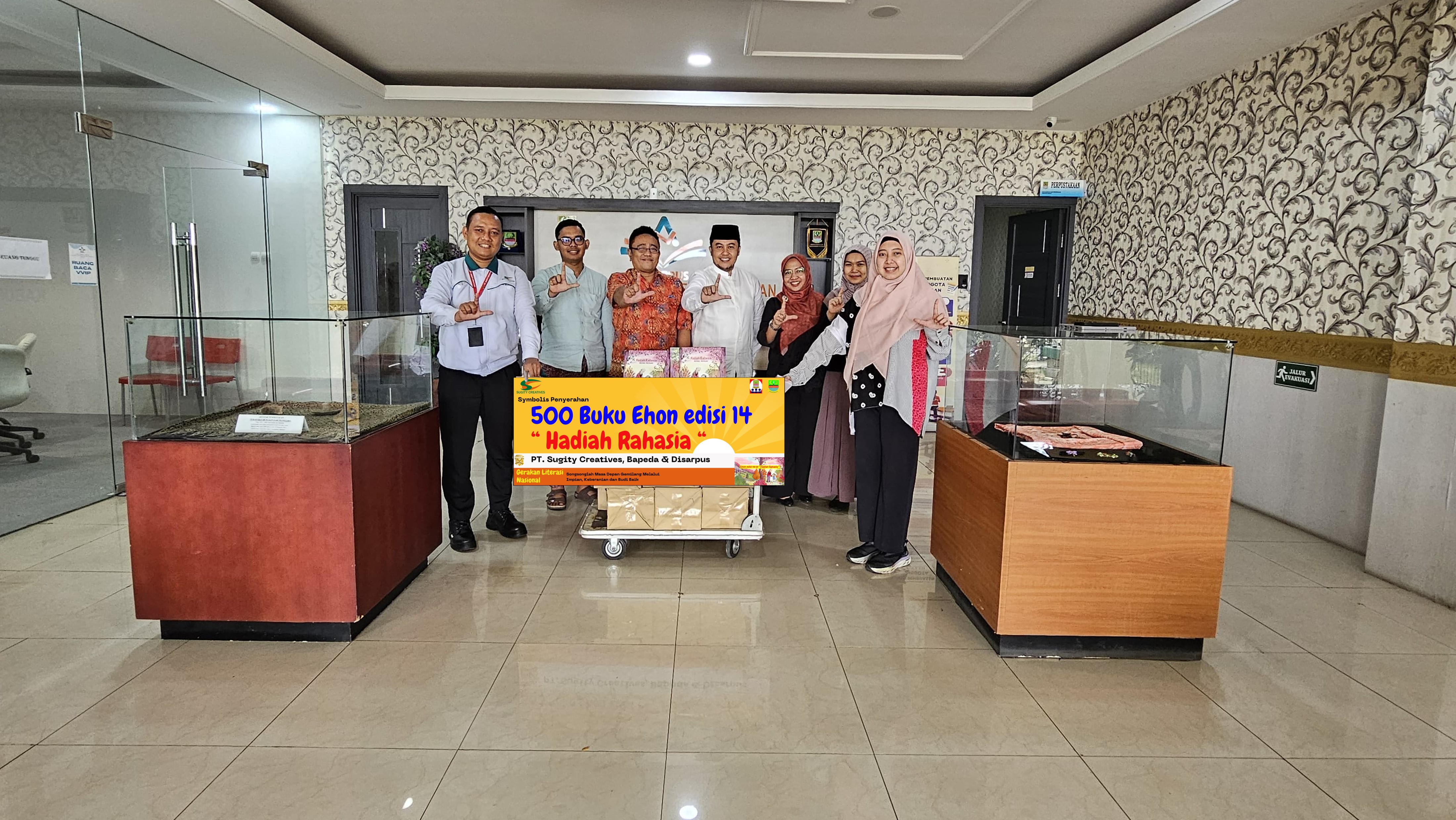 Donasi Buku Ehon edisi ke 14 Disarpus " Hadiah Rahasia "